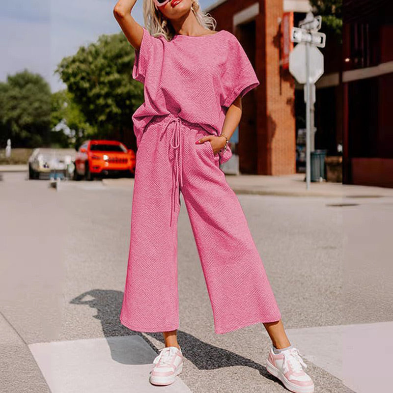 Ofertă limitată🔥 Set pentru femei cu detalii texturate, care include un tricou cu textură bogată și croială lejeră și o pereche de pantaloni cu șnur✨