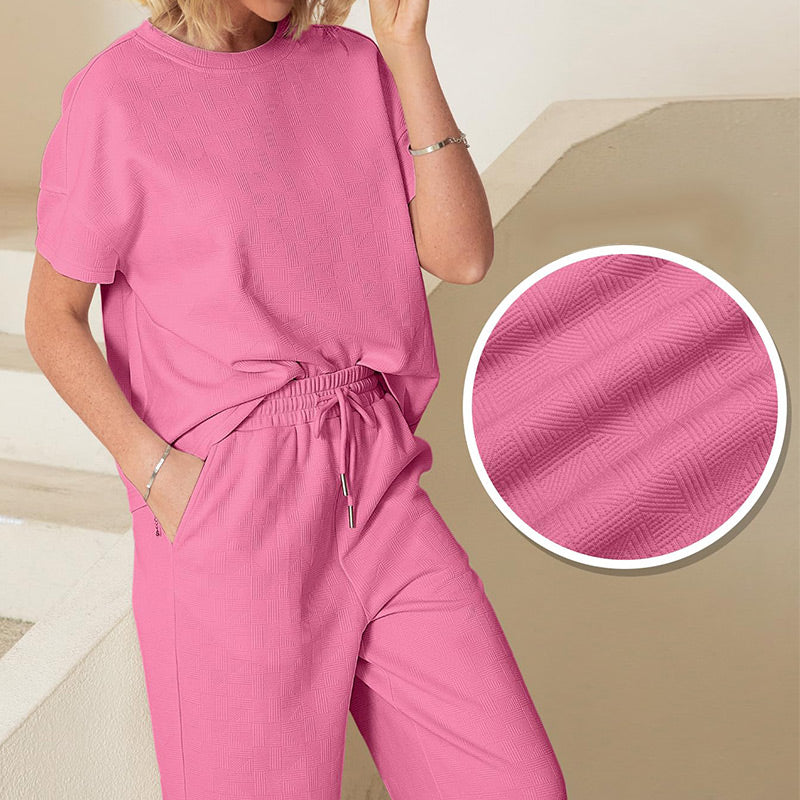 Ofertă limitată🔥 Set pentru femei cu detalii texturate, care include un tricou cu textură bogată și croială lejeră și o pereche de pantaloni cu șnur✨