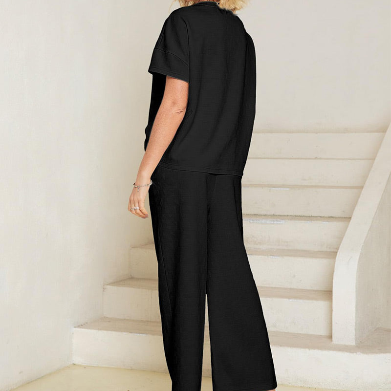 Ofertă limitată🔥 Set pentru femei cu detalii texturate, care include un tricou cu textură bogată și croială lejeră și o pereche de pantaloni cu șnur✨