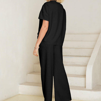 Ofertă limitată🔥 Set pentru femei cu detalii texturate, care include un tricou cu textură bogată și croială lejeră și o pereche de pantaloni cu șnur✨