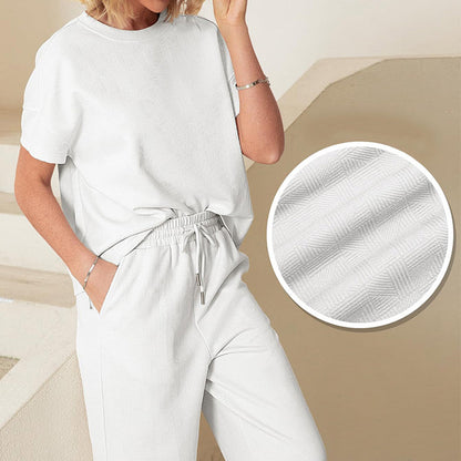 Ofertă limitată🔥 Set pentru femei cu detalii texturate, care include un tricou cu textură bogată și croială lejeră și o pereche de pantaloni cu șnur✨