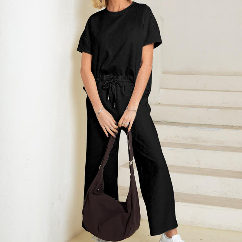 Ofertă limitată🔥 Set pentru femei cu detalii texturate, care include un tricou cu textură bogată și croială lejeră și o pereche de pantaloni cu șnur✨