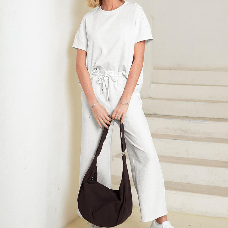 Ofertă limitată🔥 Set pentru femei cu detalii texturate, care include un tricou cu textură bogată și croială lejeră și o pereche de pantaloni cu șnur✨