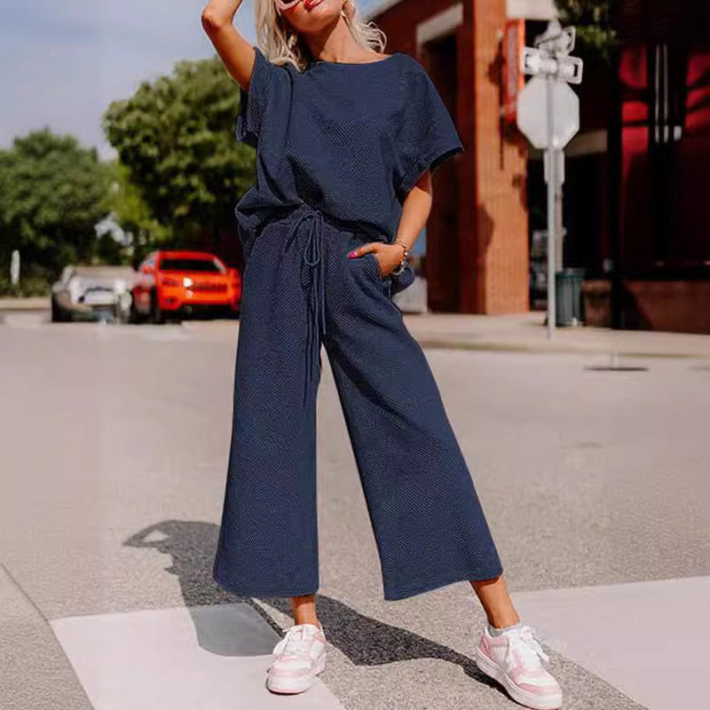 Ofertă limitată🔥 Set pentru femei cu detalii texturate, care include un tricou cu textură bogată și croială lejeră și o pereche de pantaloni cu șnur✨