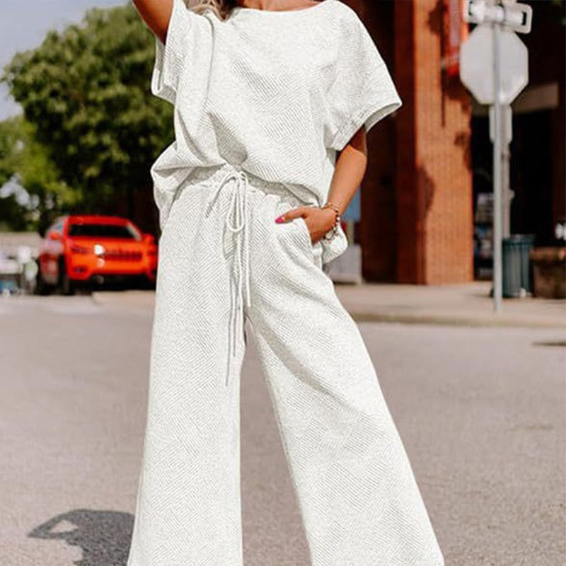 Ofertă limitată🔥 Set pentru femei cu detalii texturate, care include un tricou cu textură bogată și croială lejeră și o pereche de pantaloni cu șnur✨