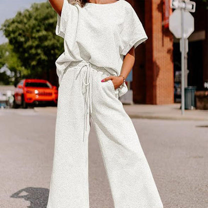 Ofertă limitată🔥 Set pentru femei cu detalii texturate, care include un tricou cu textură bogată și croială lejeră și o pereche de pantaloni cu șnur✨