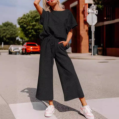 Ofertă limitată🔥 Set pentru femei cu detalii texturate, care include un tricou cu textură bogată și croială lejeră și o pereche de pantaloni cu șnur✨