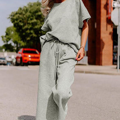 Ofertă limitată🔥 Set pentru femei cu detalii texturate, care include un tricou cu textură bogată și croială lejeră și o pereche de pantaloni cu șnur✨