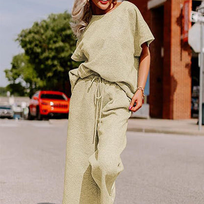 Ofertă limitată🔥 Set pentru femei cu detalii texturate, care include un tricou cu textură bogată și croială lejeră și o pereche de pantaloni cu șnur✨