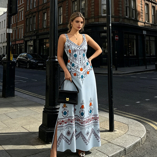 🌺Rochie vaporoasă, fix pe vibe-ul verii! Fără mâneci, decolteu în V, imprimeu etnic și fante laterale care fac diferența. 👉 Arată senzațional în 2 minute de la despachetare