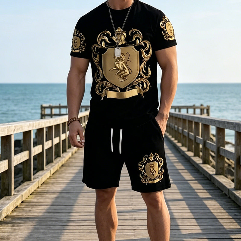 👕 Set tricou + pantaloni scurți cu imprimeu Gold Crest – stil premium pentru zilele tale de vară.