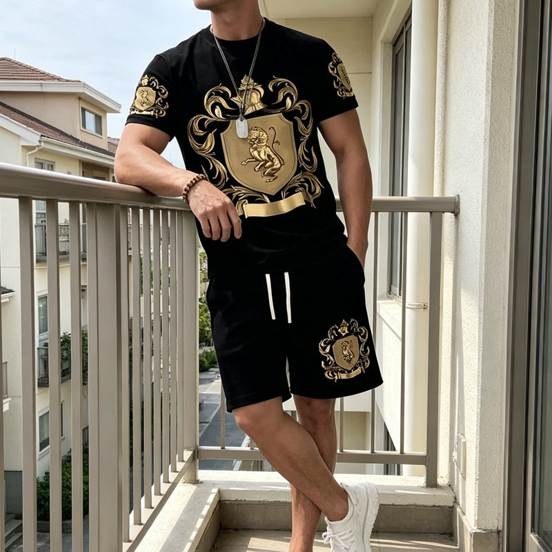 👕 Set tricou + pantaloni scurți cu imprimeu Gold Crest – stil premium pentru zilele tale de vară.