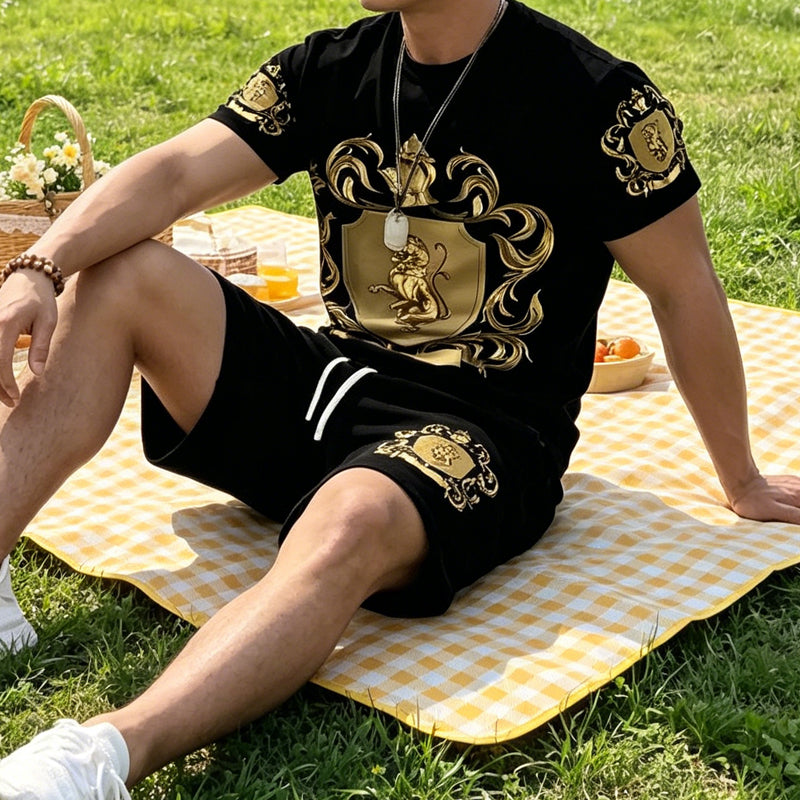 👕 Set tricou + pantaloni scurți cu imprimeu Gold Crest – stil premium pentru zilele tale de vară.