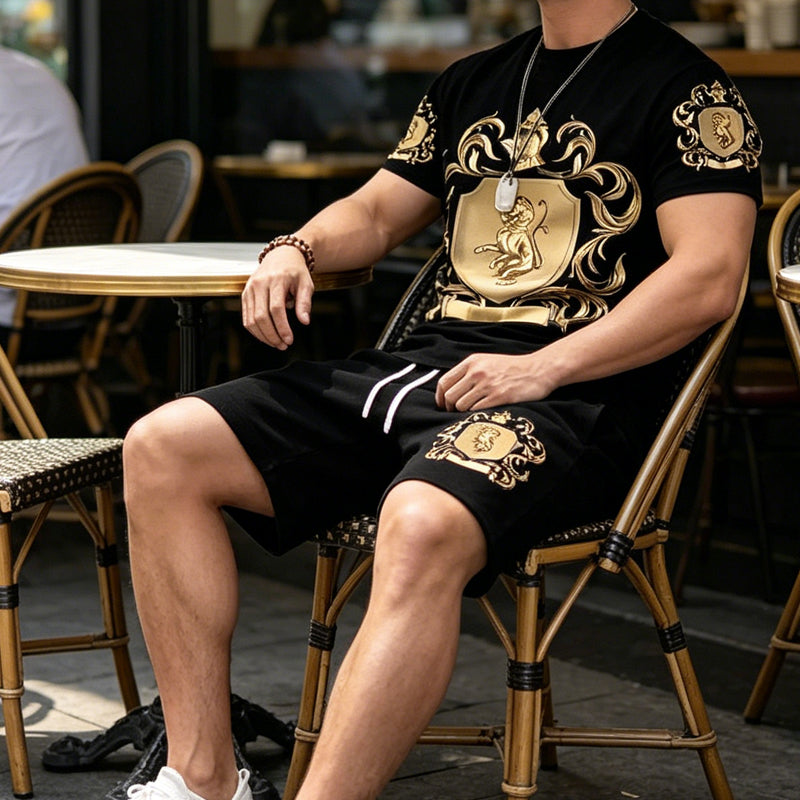 👕 Set tricou + pantaloni scurți cu imprimeu Gold Crest – stil premium pentru zilele tale de vară.