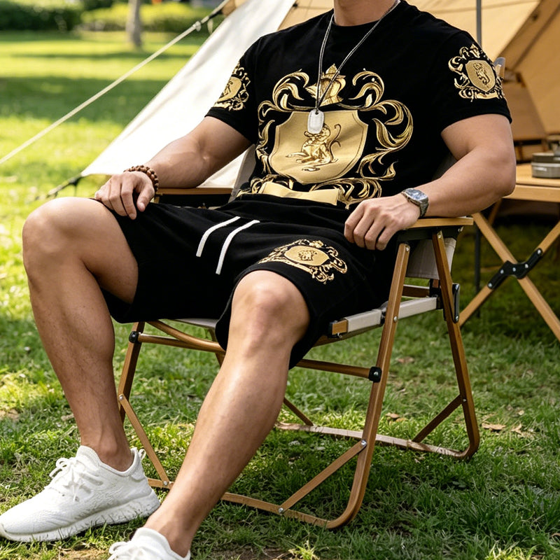 👕 Set tricou + pantaloni scurți cu imprimeu Gold Crest – stil premium pentru zilele tale de vară.