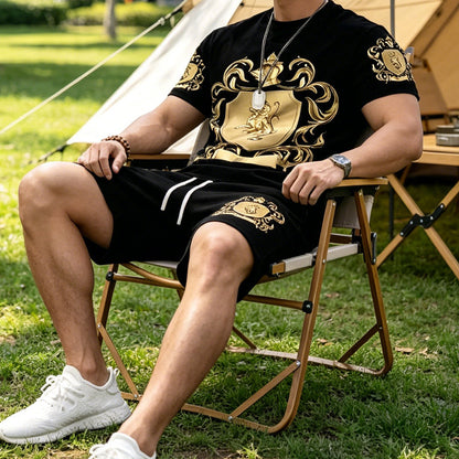 👕 Set tricou + pantaloni scurți cu imprimeu Gold Crest – stil premium pentru zilele tale de vară.